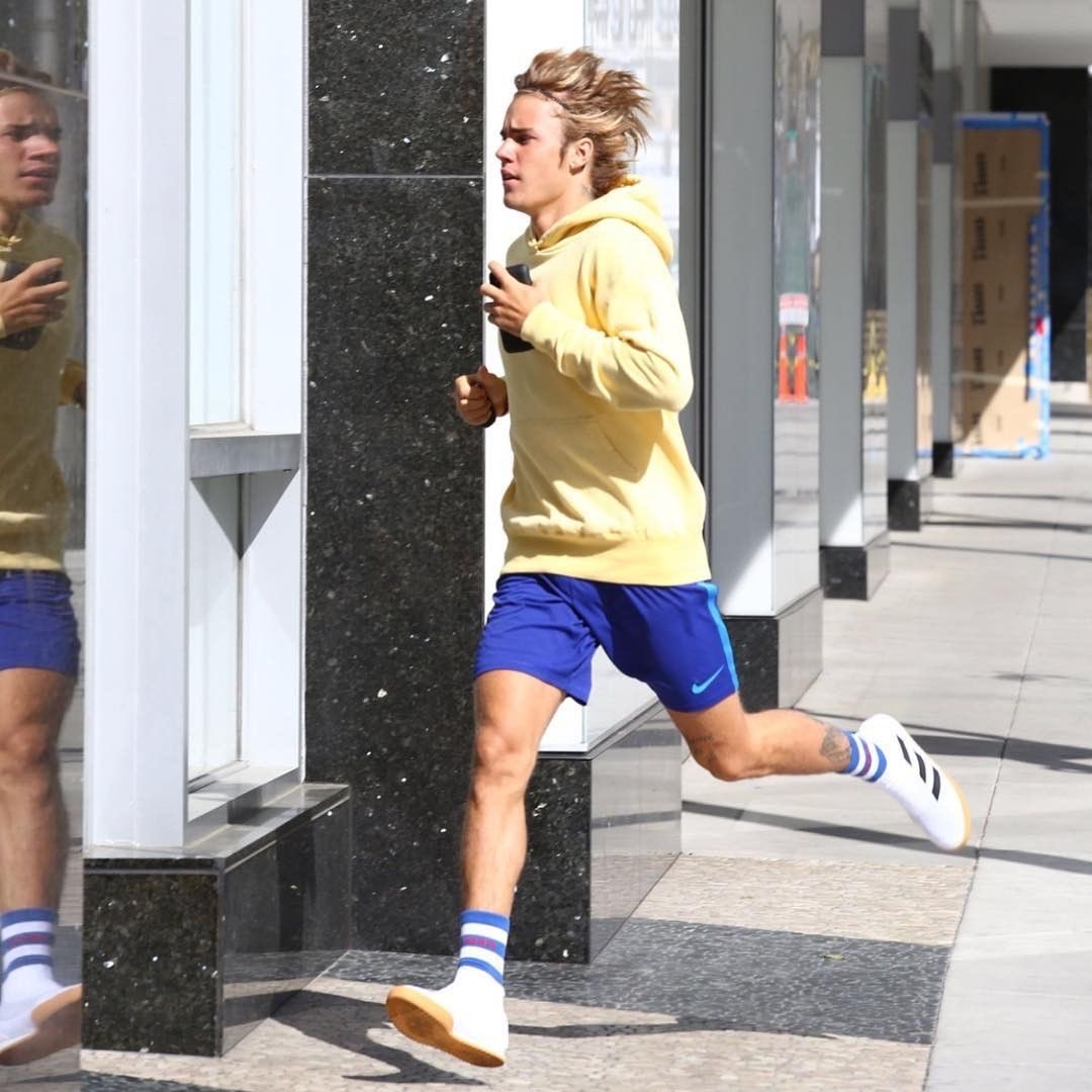 JDBieberDumps's tweet image. Justin Bieber spotted running in Beverly Hills, California.
(April 20, 2018)