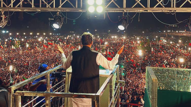 advfayeza's tweet image. یہ جنگ ہار نہ جائے سپاہ قید میں ہے
غلام تخت پہ قابض ہیں شاہ قید میں ہے
پرندے اس لئے زنداں کے گرد گھومتے ہیں
کہ ان کی ڈار کا اک بے گناہ قید میں ہے
ترے حقوق کی کوئی نہیں ضمانت اب
غریب شہر ترا خیر خواہ قید میں ہے
سخن کی ہم کو اجازت نہ حکم دیکھنے کا
قلم اسیر سلاسل نگاہ قید میں ہے…
