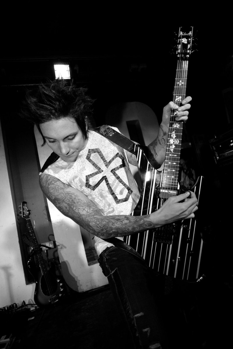STCONightmares's tweet image. Synyster Gates performing live onstage at The 100 Club in London, England as part of a short 4-date UK Tour to promote the Self-Titled album - 16th October 2007
📷: Mick Hutson