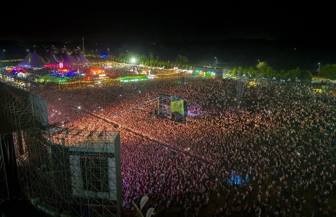 LouisWT91World's tweet photo. 📝| A huge number of fans showed up, and the organizers ultimately decided to limit entry. The star of the evening was Louis Tomlinson.

“The maximum permissible limit of people has been reached and entry to the event site is suspended — The organizers announced that the maximum capacity had been reached. 

Estimates suggest that the crowd could reach 100,000 — 120,000.”

— Eska Poland.

🔗https://t.co/I1NmAF9ozW