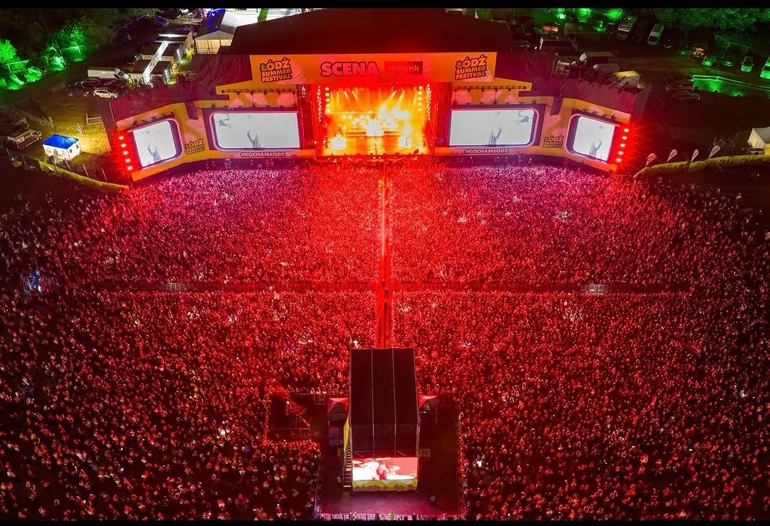 LouisWT91World's tweet photo. 📝| A huge number of fans showed up, and the organizers ultimately decided to limit entry. The star of the evening was Louis Tomlinson.

“The maximum permissible limit of people has been reached and entry to the event site is suspended — The organizers announced that the maximum capacity had been reached. 

Estimates suggest that the crowd could reach 100,000 — 120,000.”

— Eska Poland.

🔗https://t.co/I1NmAF9ozW