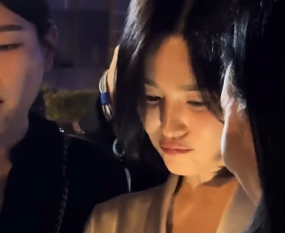 hyekyots's tweet image. What is she so cute for 

#SongHyeKyo
