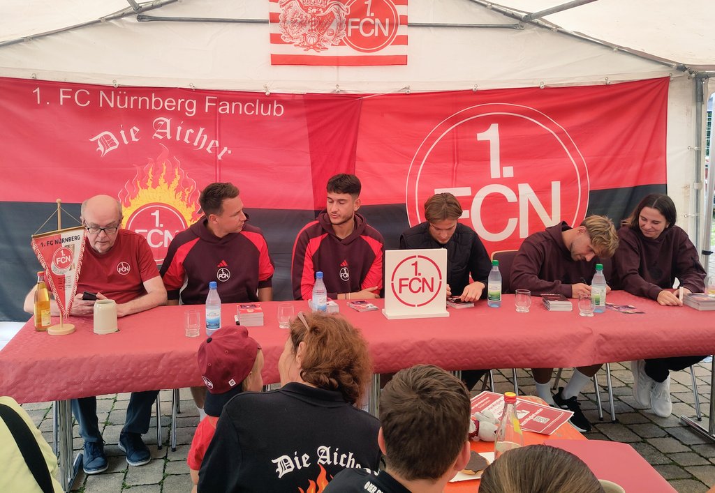 1_fc_nuernberg's tweet image. Ihr habt euch wieder einiges einfallen lassen. 👏
#fcn I #DerClubschwaermtaus