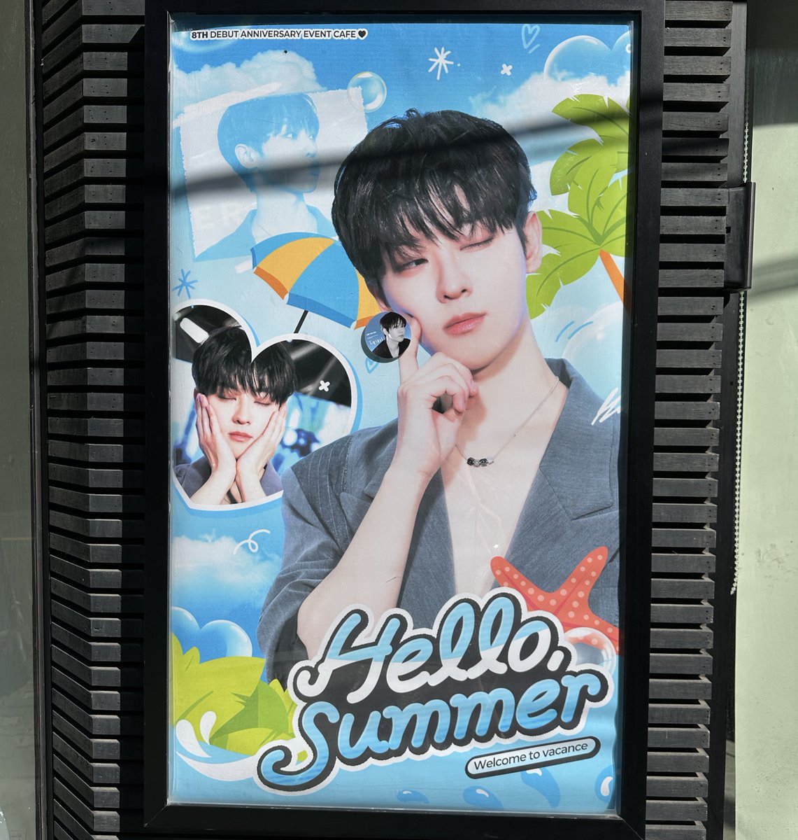 hongchya__'s tweet photo. 출석 특전 받겠다며 다른 쌤들과 2시간 30분 이상을 걸려서 액자 획득에 성공🤣 바아로 마카롱에도 당첨되고 태비니까지 봤어요!!ㅎㅎ여름 느낌이 낭낭했던 카페였습니당💙
이 더위에 데뷔 카페 준비해 주셔서 감사해요🙇🏻♀️
#Hello_Summer
#빛나는_태빈아_8주년_축하해
#LTV_8TH_ANNIVERSARY https://t.co/XhyPCx4i7v