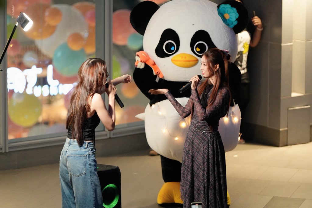 rushhour39's tweet image. ข้อสอบวันนี้: ปัญหาครอบครัว
เกิดอะไรขึ้นในภาพนี้ (10 คะแนน)
#มหกรรมนิยายนานาชาติ2025xNF
#NamtanFilm #น้ำตาลฟิล์ม
