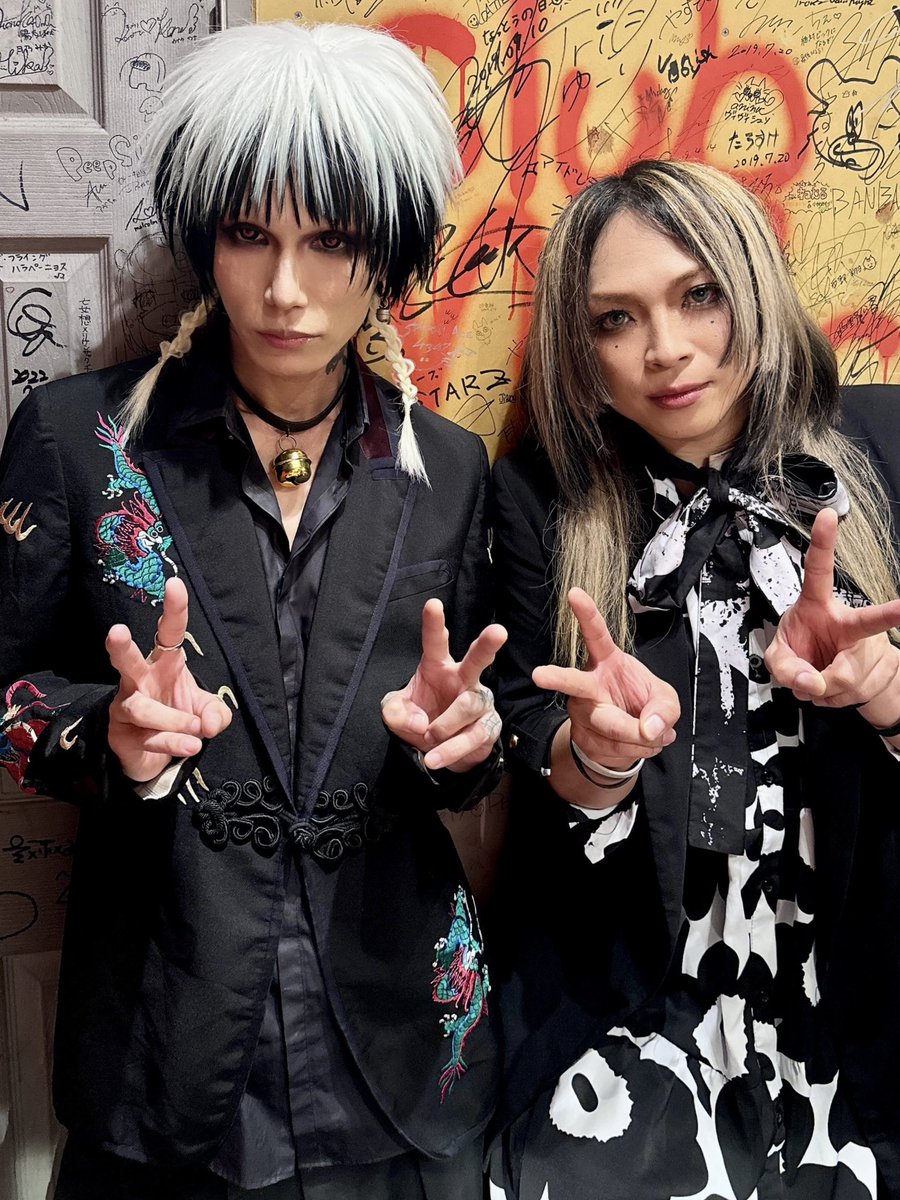 YuI_VaguProject's tweet image. こんばんわ
昨晩の渋谷マルコムの楽屋風景

JESTIVAL ㊗️
アノコロイド
MEME
唯（umbrella） 
YuI -唯-（Vagu*Project）

こういうピンが集まってやるイベント良いです
0→1タイプの人間が多いので創作話の視点が近く話が合うことが多いです
健やかにお過ごしください
またいつか会いましょう
