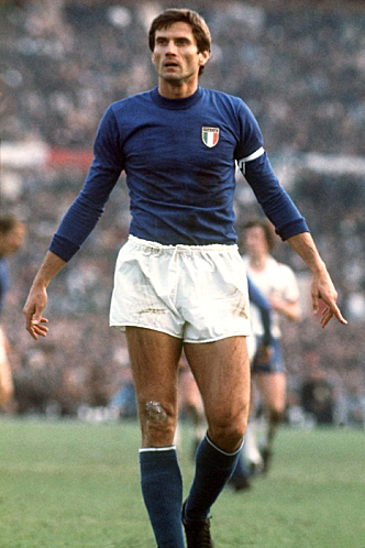 Julien5Muller's tweet photo. Pour finir la défense, enfin un "zéro débat".
Oui Maldini a terminé dans l'axe (pas un grand souvenir #CDM2002) mais il est inévitable en latéral gauche.
Facchetti c'est très très haut bien sûr, incroyable dans l'impact sur le jeu. La révolution au pays, le joueur de couloir. https://t.co/ANSkN2HDKR
