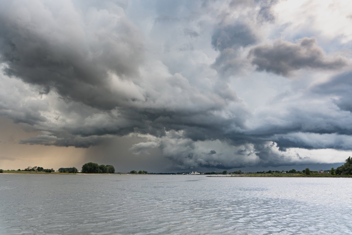 Deze prachtige bui van de week boven de waal! Laat goed de opwaartse stroming zien wat een felle bui produceerde met onderin een vorming van de wall cloud.