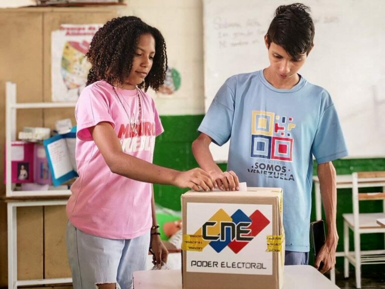 liscalzadilla's tweet photo. Esta es nuestra fiesta electoral número 33, en Paz y con la participación activa del pueblo venezolano #GenteQueResuelve 🗳️🇻🇪👏🏻🎉 https://t.co/34fGBp4DoH
