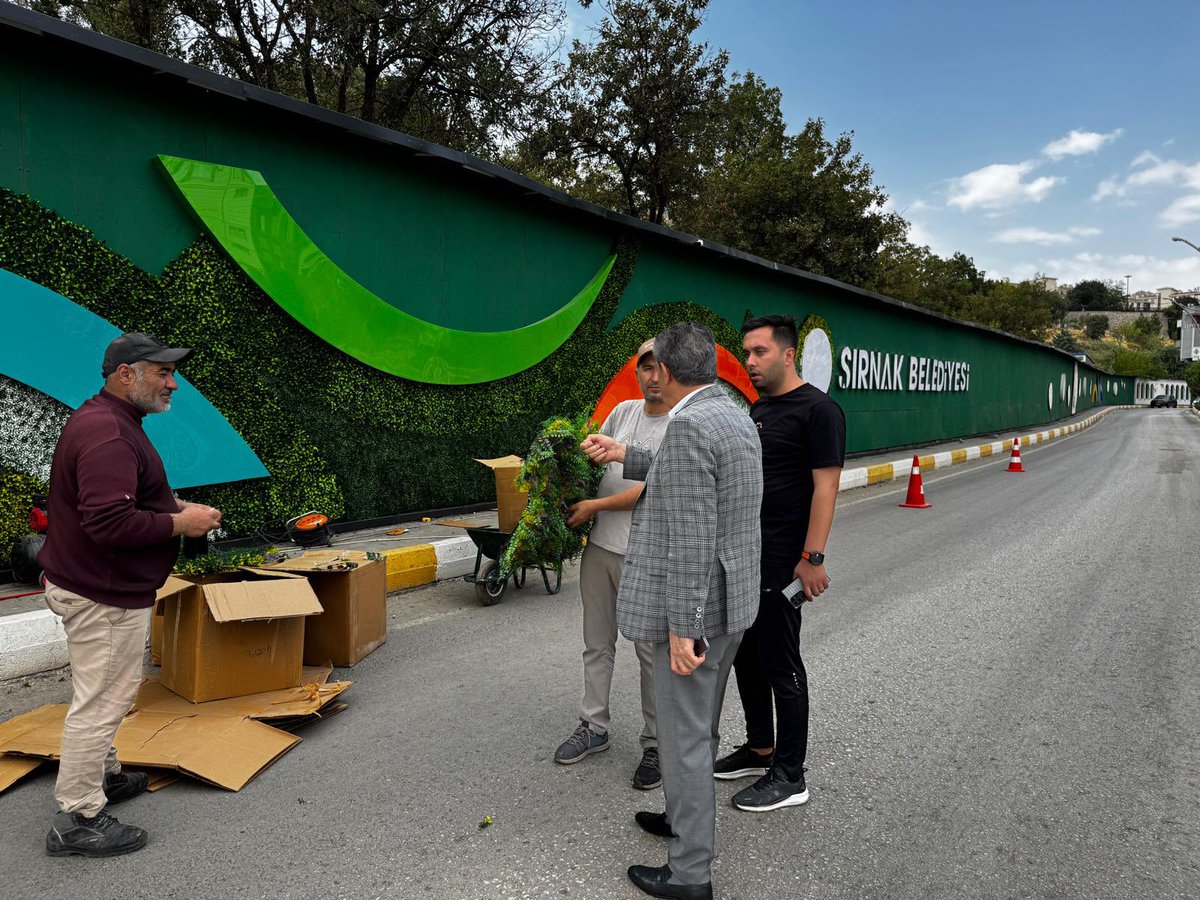 Belediye Başkanımız Sayın Mehmet Yarka, Şehit Mehmet Esin Caddesi üzerinde yer alan Dikey Bahçemizde yapılan yenileme ve yapım çalışmalarını yerinde ziyaret ederek incelemelerde bulundu, devam eden imalatlara ilişkin teknik ekiplerden bilgi aldı.