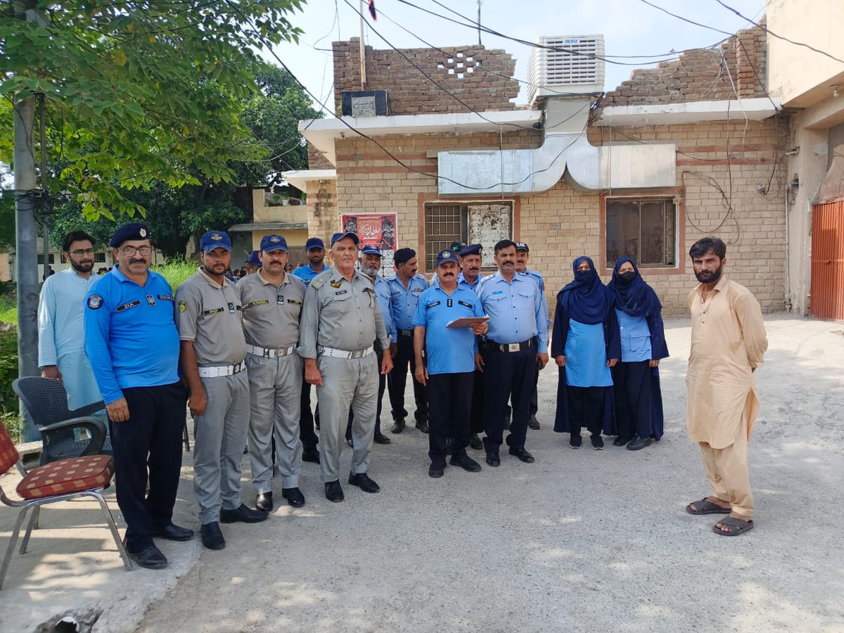ICT_Police's tweet image. ایس ڈی پی او ترنول سرکل یاسین تگڑ نے امام بارگاہ سادات سنگجانی کا دورہ کیا۔
سیکیورٹی انتظامات کا تفصیلی جائزہ لیا اور افسران کو بطرہق احسن ڈیوٹی سر انجام دینے کے حوالے سے بریف کیا۔
#WeRIslamabadPolice #ICTP #OPS #Islamabad