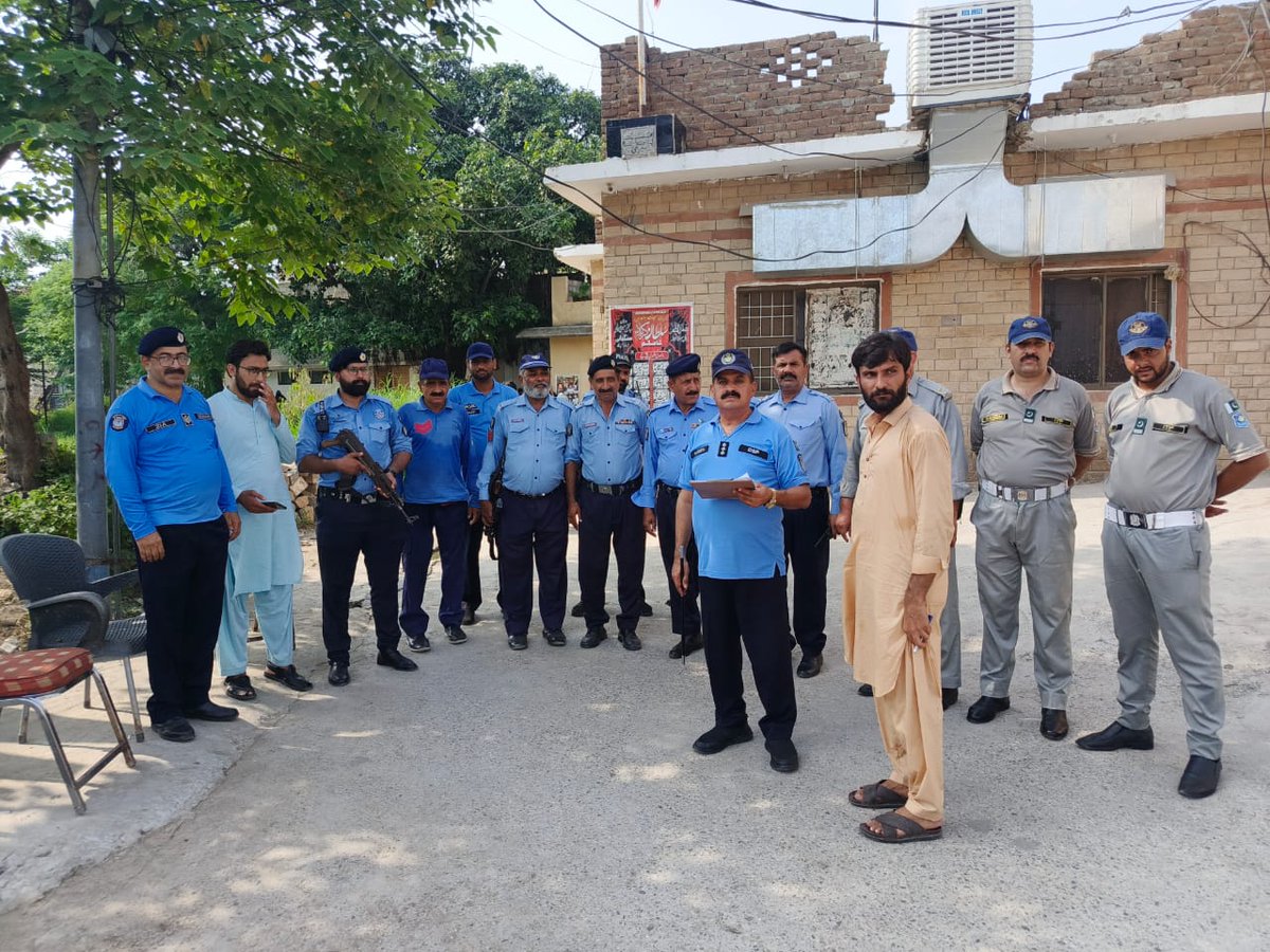 ICT_Police's tweet image. ایس ڈی پی او ترنول سرکل یاسین تگڑ نے امام بارگاہ سادات سنگجانی کا دورہ کیا۔
سیکیورٹی انتظامات کا تفصیلی جائزہ لیا اور افسران کو بطرہق احسن ڈیوٹی سر انجام دینے کے حوالے سے بریف کیا۔
#WeRIslamabadPolice #ICTP #OPS #Islamabad