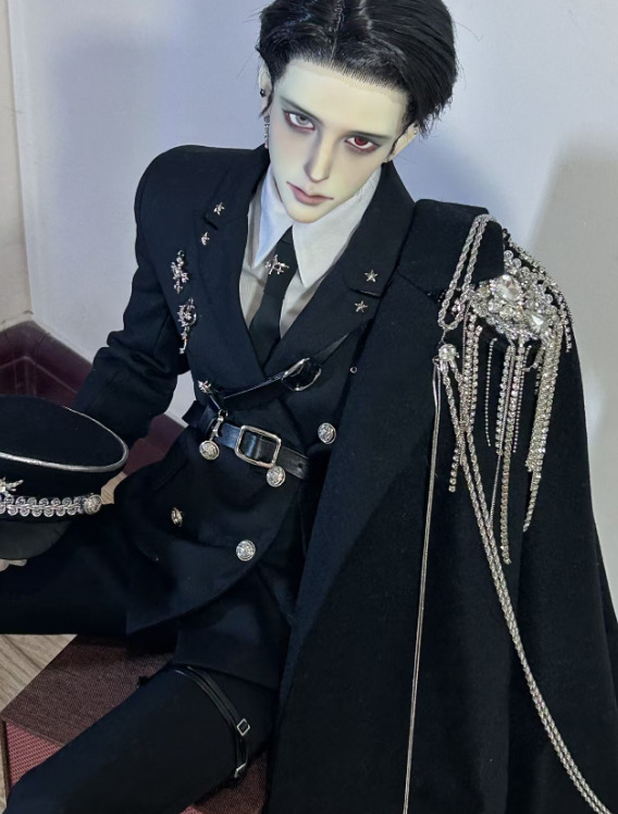 DOLKSTATION's tweet image. 【入荷情報】
DOLK SELECTより、『軍服セット:凱旋』のご紹介です!
➡️dolk.jp/portal/itemDet…
シックでスタイリッシュな軍服風スーツセット。
黒のスーツにシルバーのチャームが大人っぽいデザインです。
マントには煌びやかな肩の装飾も✨
龍魂73など70cm級対応サイズでのご用意です。