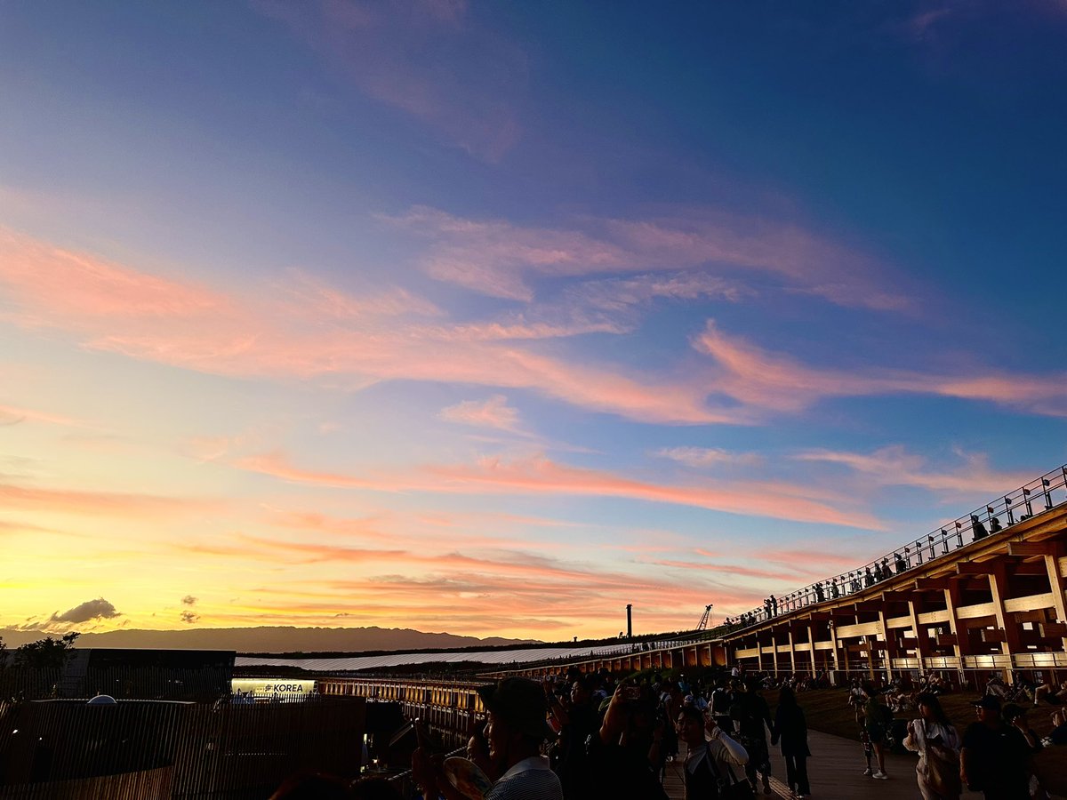 expo2025_smile's tweet image. またひとつ娘の夢が叶った

＼＼　 \ 　/ 　／／

 大屋根リングから
             の
    夕陽がみたい

／／　 /　 \　 ＼＼

万博ありがとう