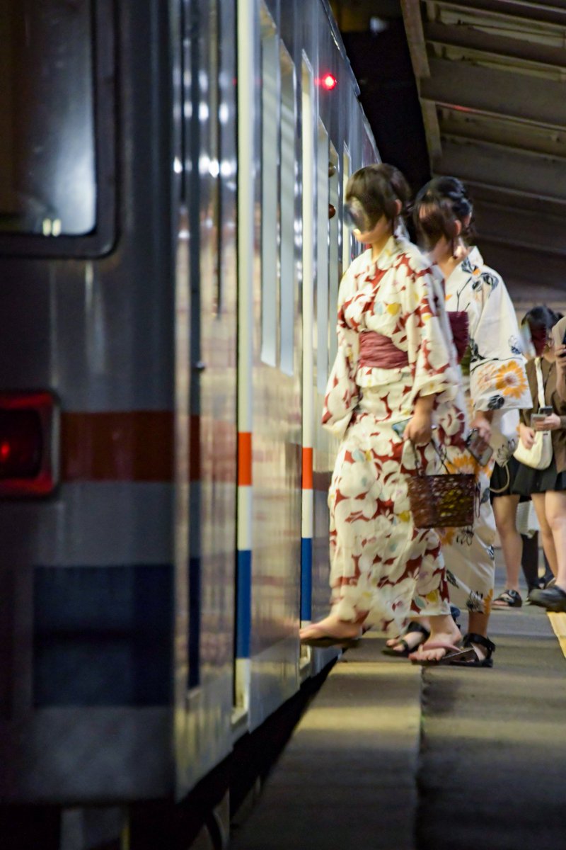 HEROSHIMO's tweet image. 八坂神社祇園祭
竜ヶ崎線お祭り輸送 第三夜
お休み線の532と到着する67レ
車内清掃後続々乗車
72レ発車
7/27 #関東鉄道 #竜ヶ崎線 #キハ2000 #キハ532