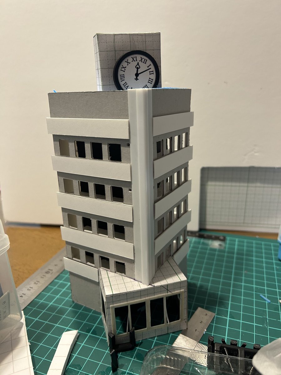 dada_aion01's tweet image. ちょっと暑さがエグくて、模型部屋に長く居れなかったからリビングでビルを進めてました。
100均のミニチュア時計を着けようと思ってたけどちょっと大きすぎるかなぁ。