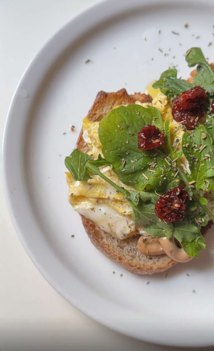 فطور شكله بسيط ، لكن وراه طاقة يوم كامل 🥗
وش فطوركم اليوم ؟