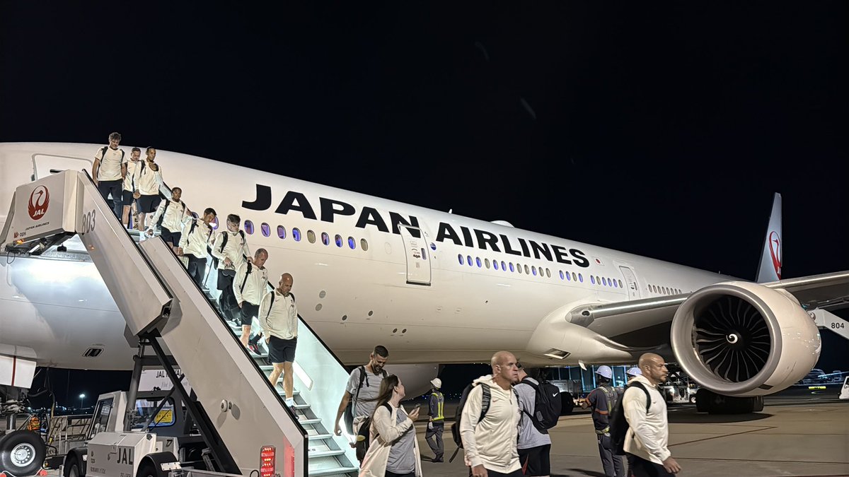 JALs_now's tweet image. ＼✨ようこそ日本へ✨／

本日7月27日(日)、#リヴァプールFC が #JAL のチャーター便でついに来日✈️
到着の様子をお届けします📸

ぜひ、JALと一緒にリヴァプールFCを応援しましょう⚽📣

✈️［お知らせ］
#JALInformation
@LFC @LFCJapan