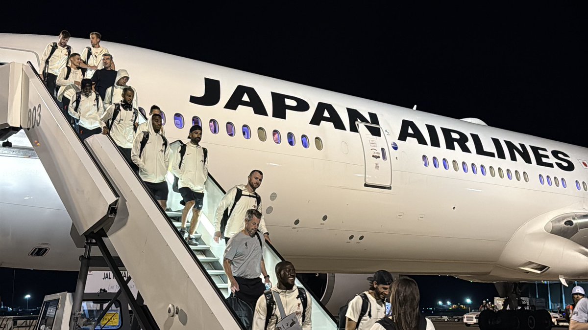 JALs_now's tweet image. ＼✨ようこそ日本へ✨／

本日7月27日(日)、#リヴァプールFC が #JAL のチャーター便でついに来日✈️
到着の様子をお届けします📸

ぜひ、JALと一緒にリヴァプールFCを応援しましょう⚽📣

✈️［お知らせ］
#JALInformation
@LFC @LFCJapan