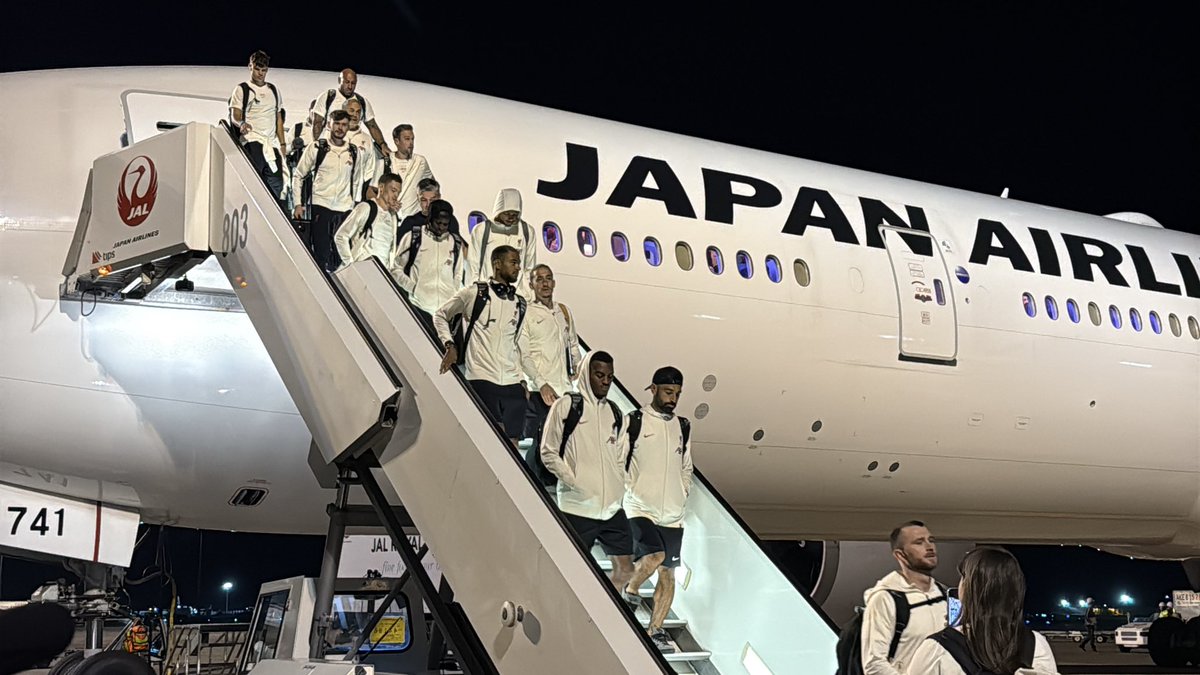 JALs_now's tweet image. ＼✨ようこそ日本へ✨／

本日7月27日(日)、#リヴァプールFC が #JAL のチャーター便でついに来日✈️
到着の様子をお届けします📸

ぜひ、JALと一緒にリヴァプールFCを応援しましょう⚽📣

✈️［お知らせ］
#JALInformation
@LFC @LFCJapan