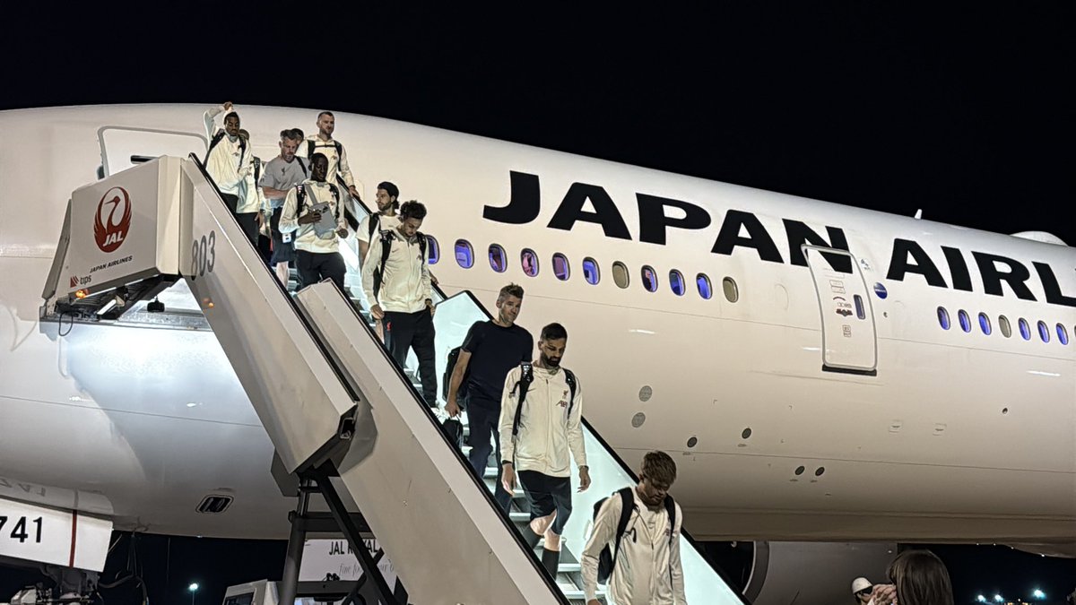 JALs_now's tweet image. ＼✨ようこそ日本へ✨／

本日7月27日(日)、#リヴァプールFC が #JAL のチャーター便でついに来日✈️
到着の様子をお届けします📸

ぜひ、JALと一緒にリヴァプールFCを応援しましょう⚽📣

✈️［お知らせ］
#JALInformation
@LFC @LFCJapan