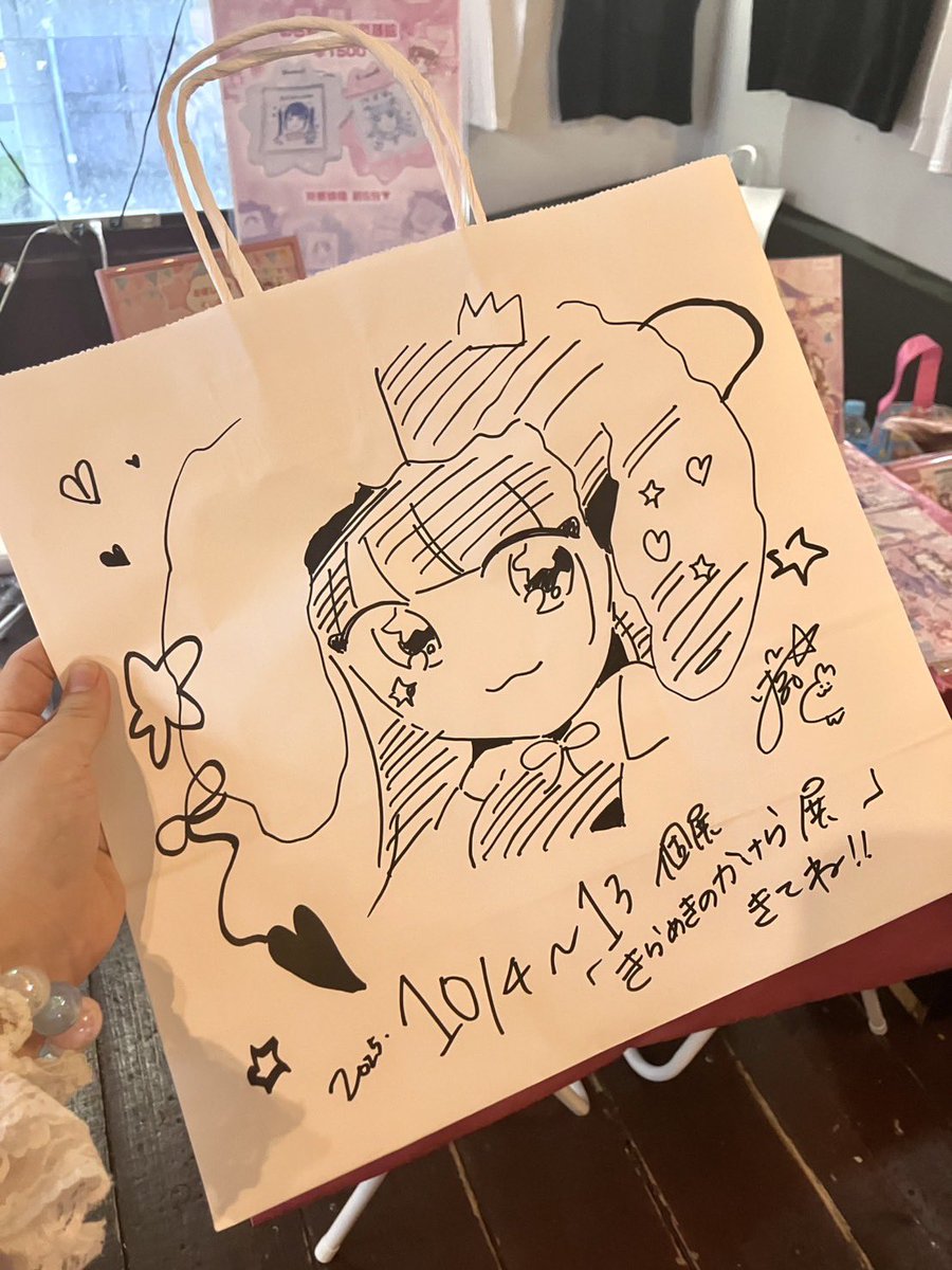 selectshopten2's tweet image. 【🏰tenten城イベント】
はる谷。様より、紙バッグにドローイング頂きました❣️
↓
🎉お楽しみ会イベント🎉
illustrator はる谷。様
(@harutaniman)
7月27日(日)13時〜18時
🌟似顔絵&チェキ受付
🌟10周年画集発売
🌟おほしさまくじ
🌟お名前バッジ似顔絵
🌟トレカ似顔絵
