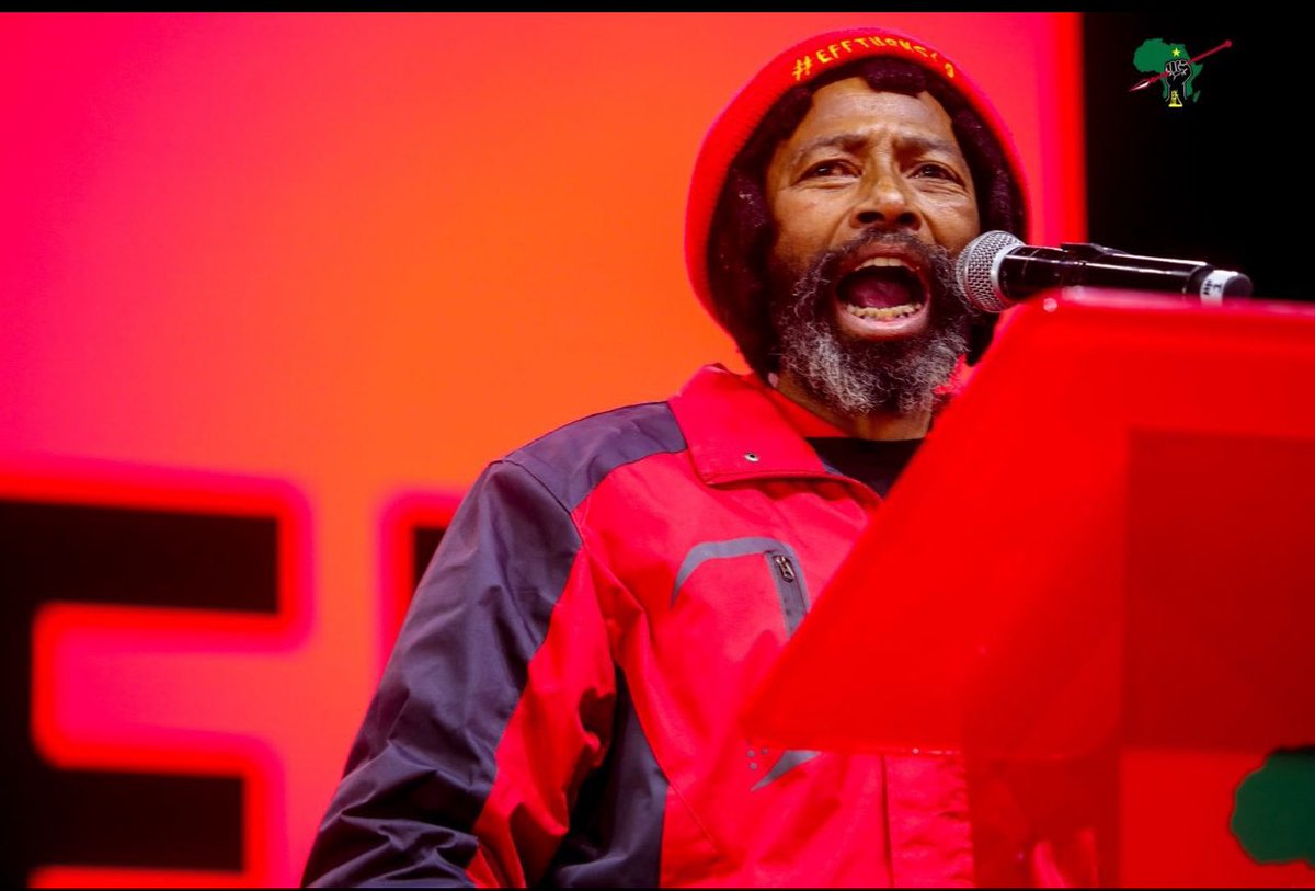 SiboLekala's tweet image. I love this King the same way I love Juju. They are truly God sent to heal and give hope to the dejected souls.
In my whole life I have never seen a King bowing down to commoners🥺🥺🥺
He deserves all the EFF donations. What a selfless King.👑