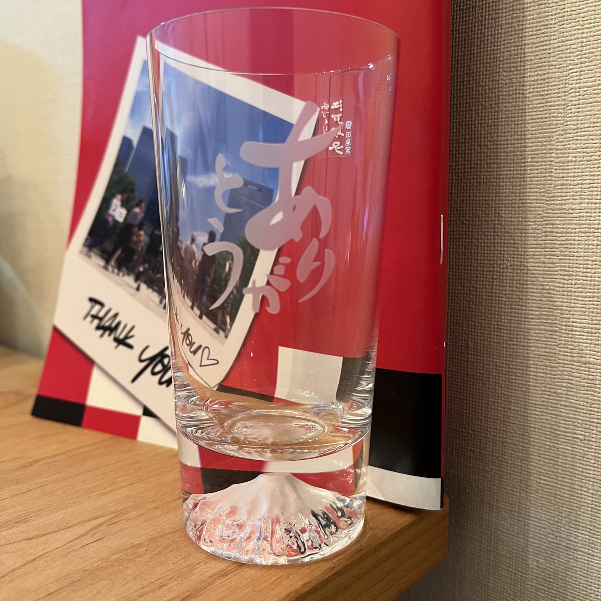 mekkomeco's tweet photo. 日曜夜くじで主宰からのプレゼントが当たりました！畏れ多いぃ😂底が富士山、ありがとうのプリントまで…！
初めて電夏さんを観たのが2017年だから、25年の歴史の中の8年お付き合いさせてもらってる…こちらこそありがとうございます！
#パビリオンをください
#パビくだ 
#電動夏子安置システム
#電夏 https://t.co/HP4iLn7gtq
