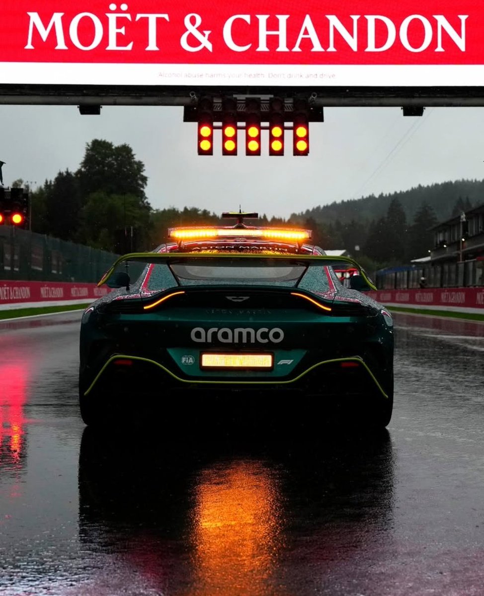 CardriverF1's tweet image. ❌ BANDERA ROJA: se suspende el procedimiento de salida por la lluvia. #F1
🚨 DIRECTO: Carrera del #BelgianGP
👉🏼 directo.caranddriver.es