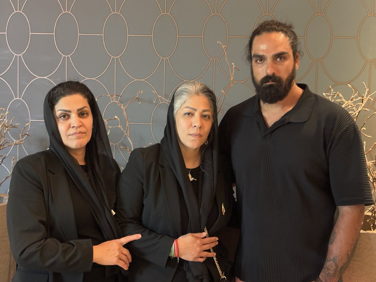 Matinkhaledii's tweet image. مادران پژمان قلی پور و نوید بهبودی،نماد شجاعت و پایداری اند.
چهره صبور و مصمم و چشامی سرشار از خشم مقدس برای بازپسگیری ایران،برای من تمام آن چیزی بود که به خود یادآور شوم،به هیچ چیز جز ایران نیاندیشم.
#پاينده_ایران
#جاويدشاه