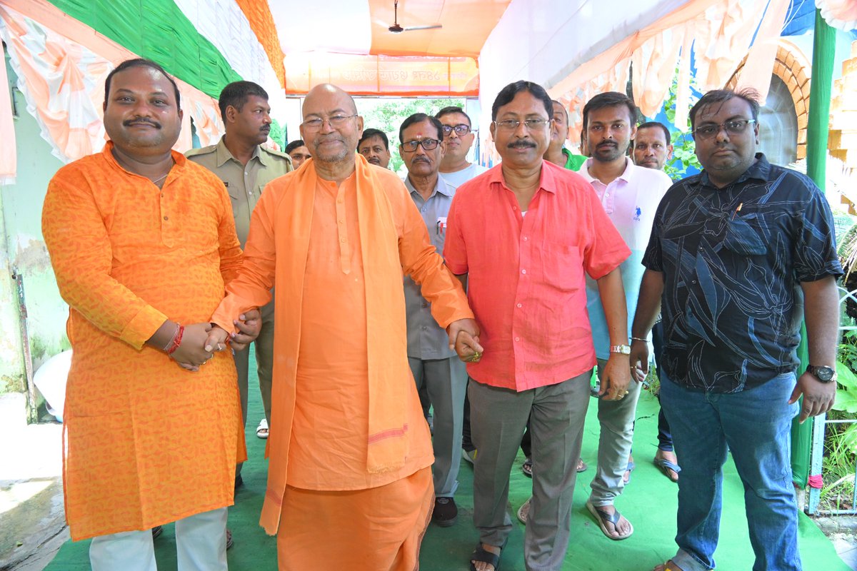 KunalGhoshAgain's tweet image. দক্ষিণেশ্বরে 14 নম্বর ওয়ার্ডে অরিন্দম ভৌমিকের উদ্যোগে নানুর দিবস পালন ও বাংলার বিরুদ্ধে বিজেপির চক্রান্তের প্রতিবাদে রক্তদান শিবির ও ছাত্রছাত্রীদের সম্বর্ধনা।