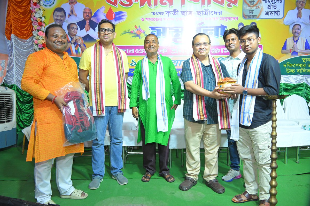 KunalGhoshAgain's tweet image. দক্ষিণেশ্বরে 14 নম্বর ওয়ার্ডে অরিন্দম ভৌমিকের উদ্যোগে নানুর দিবস পালন ও বাংলার বিরুদ্ধে বিজেপির চক্রান্তের প্রতিবাদে রক্তদান শিবির ও ছাত্রছাত্রীদের সম্বর্ধনা।