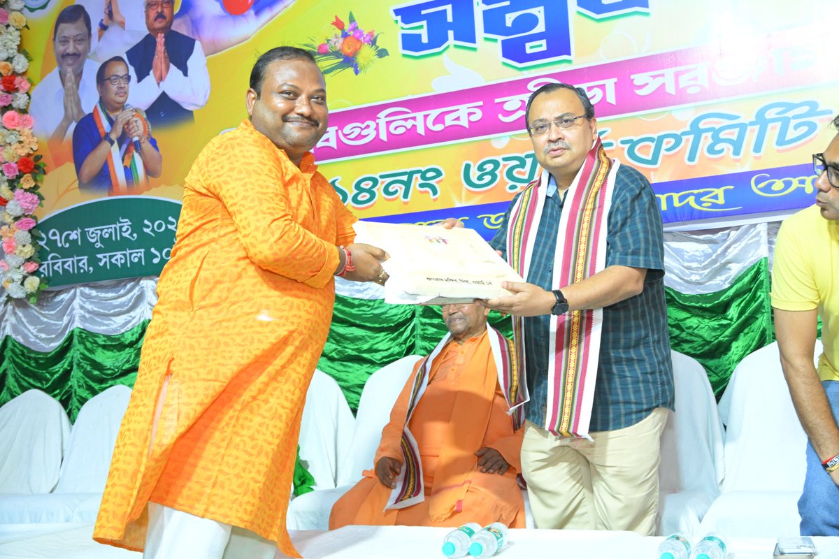 KunalGhoshAgain's tweet image. দক্ষিণেশ্বরে 14 নম্বর ওয়ার্ডে অরিন্দম ভৌমিকের উদ্যোগে নানুর দিবস পালন ও বাংলার বিরুদ্ধে বিজেপির চক্রান্তের প্রতিবাদে রক্তদান শিবির ও ছাত্রছাত্রীদের সম্বর্ধনা।
