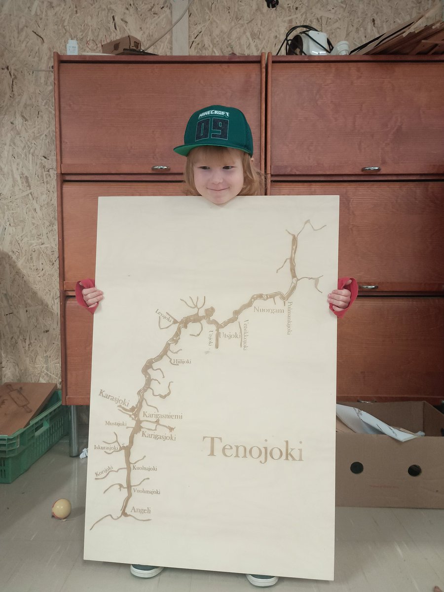 Löytyi hyvä mies esittelemään näitä isoja tauluja.