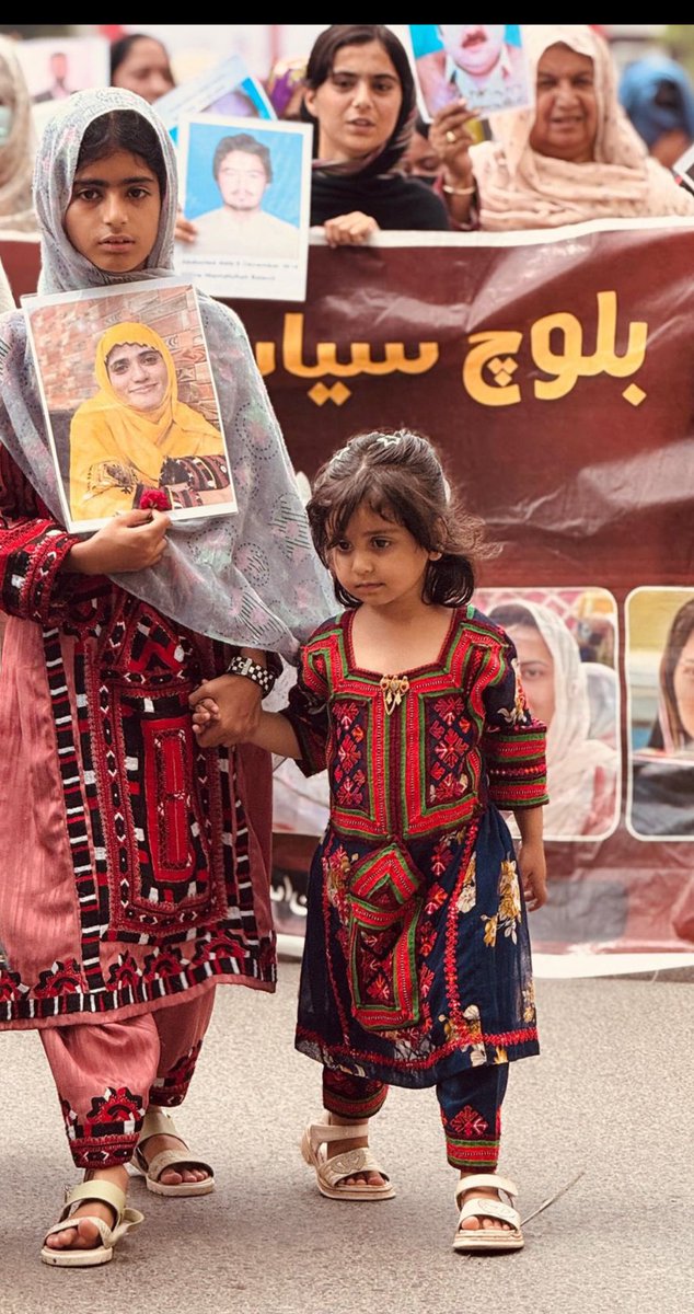 Durbibi6's tweet image. اس تصویر کو غور سے دیکھیں، اس تصویر میں جس بچی نے ماہ جبین کی تصویر پکڑی ہے اس کو معلوم ہے کہ ماہ جبین لاپتا کی گئی ہے۔ اور وہ جانتی ہے کہ اسے ریاستی فوج نے اغوا کیا۔ اس کی آنکھوں میں معصومیت اور، ایک خاموشی ہے جو جانتی ل ہے، اس کے ہاتھ میں صرف تصویر نہیں، ایک ثبوت ہے، ریاستی جبر…