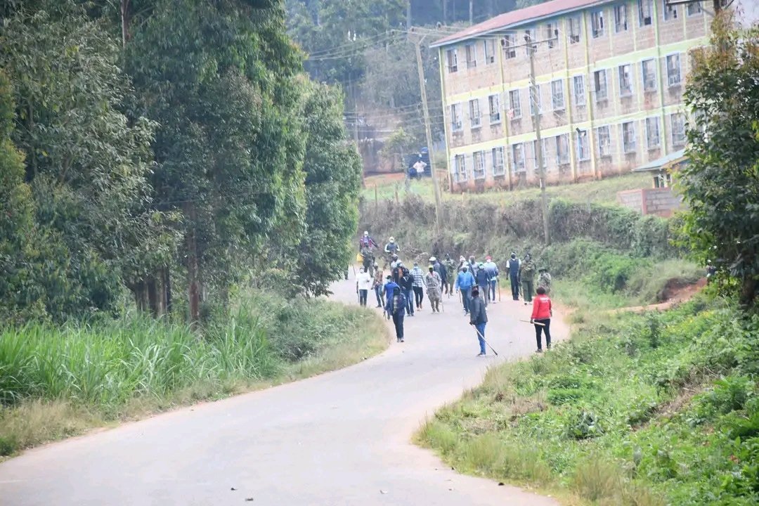 tonykaromo's tweet image. Senator Methu and others attacked in Murang'a by goons in cahoots with the police.