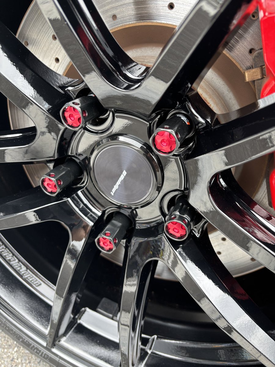 ホイール＆タイヤをチェンジ！
20インチは気を使うので18インチにダウン⤵️
ナットもこだわって赤に(^^)
ハンドリングが劇的に軽くなり乗り心地がアップ。

#weds
#wedssport
#fk8typer
