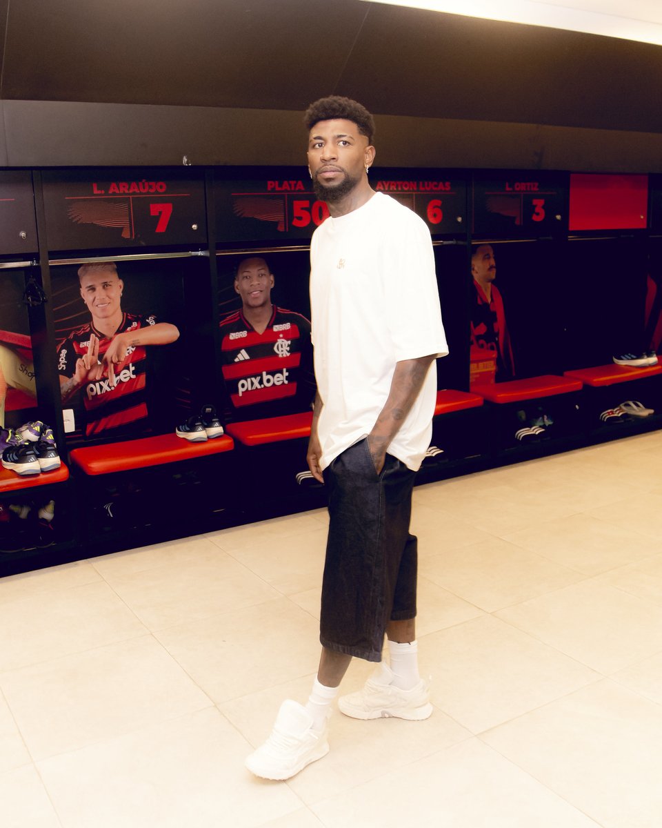 flaconect2's tweet image. 📷 Mais registros de Emerson Royal no CT do Flamengo neste sábado ( ONTEM ). O lateral será apresentado à torcida, junto com Saúl, neste domingo ( HOJE ), antes do jogo contra o Atlético-MG.