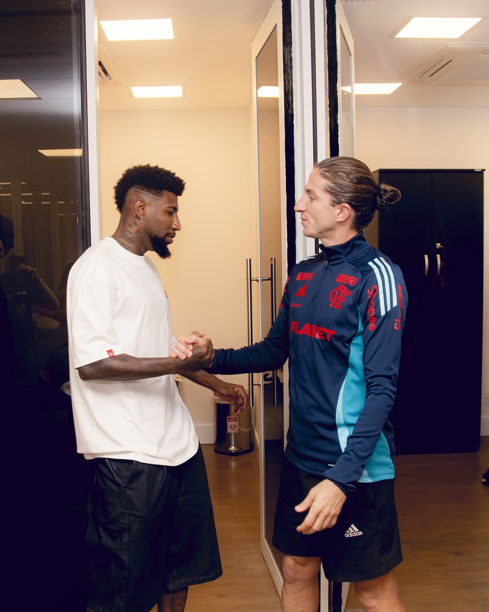 flaconect2's tweet image. 📷 Mais registros de Emerson Royal no CT do Flamengo neste sábado ( ONTEM ). O lateral será apresentado à torcida, junto com Saúl, neste domingo ( HOJE ), antes do jogo contra o Atlético-MG.