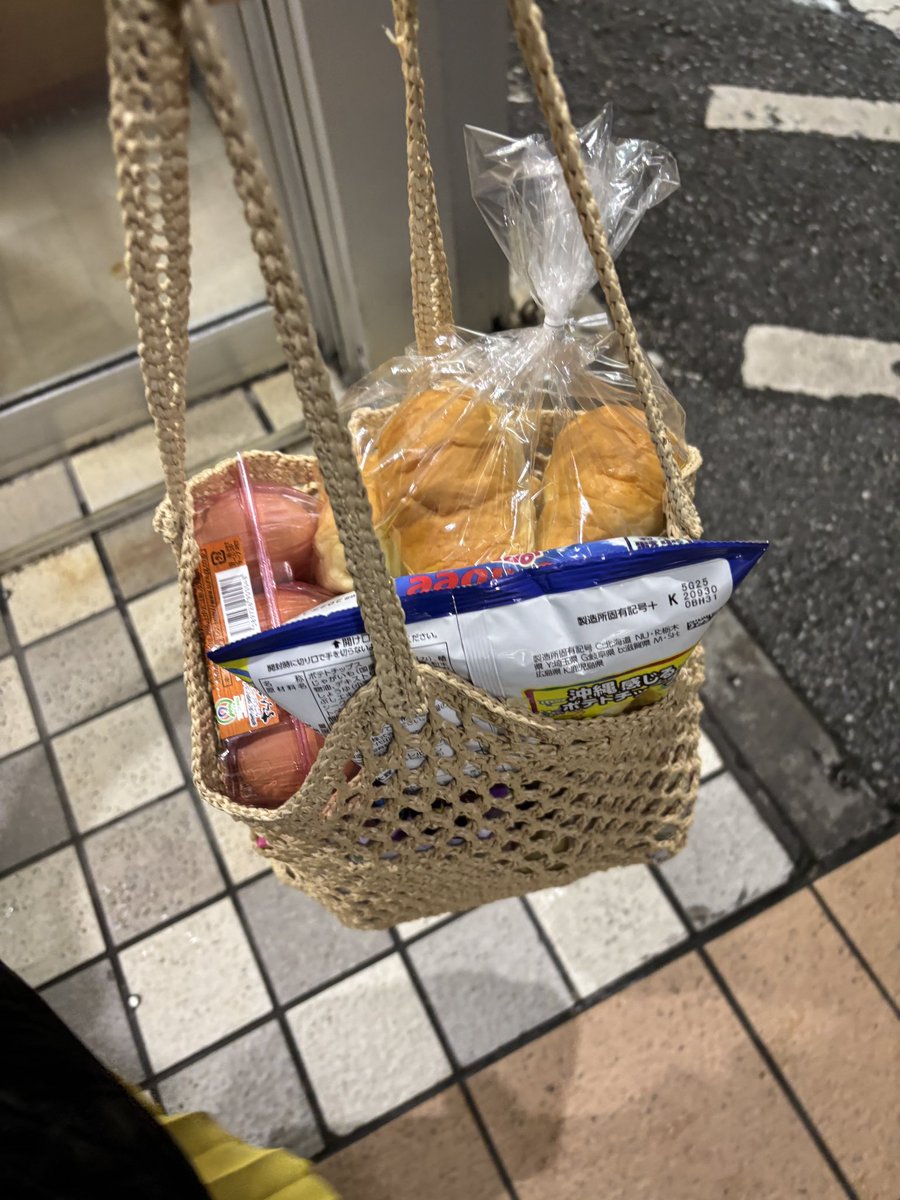 mayu_mahihapi's tweet image. 宮古島、日曜日が案外休業の店が多い。(気づき)
でも、おいしい食堂で満腹食べ、サンエーで食料を調達して帰宿。
地元スーパーならではの食材が気になる。
さっき食べたパパイヤ炒めが美味しかったから、尚更。
ヘチマはどうやって食べるんだろう?
