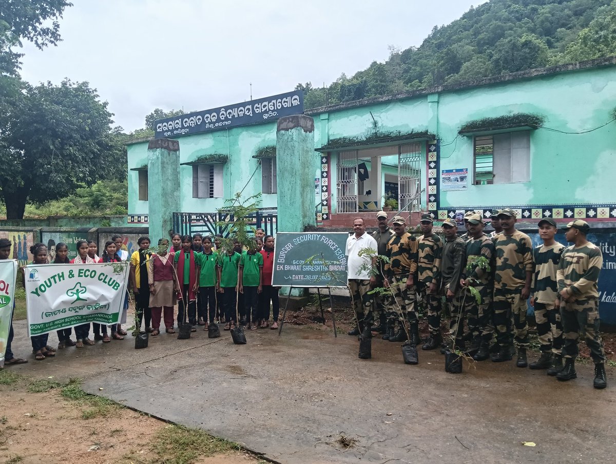 BSFODISHA's tweet image. 🇮🇳 Greening the future together! 🌱💚
136 Bn BSF & Khamankhol High School join hands in a plantation drive, planting 50 saplings of Kaju, Amla & Krishnachura. A step towards a sustainable tomorrow! 🌟
#BSF
#BSFOdisha🛞
#PlantationDrive #EcoFriendly #GreenInitiative