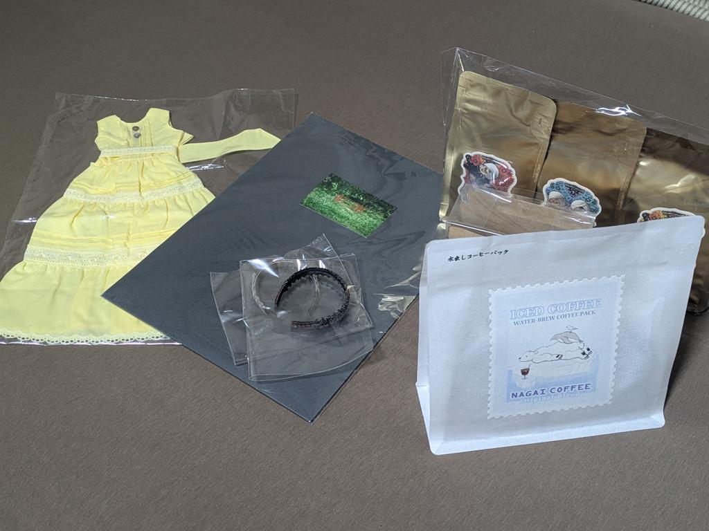 JNRTAMA's tweet image. 今日の戦利品
珈琲買えて。無理言って写真集買わせてもらい（笑）
購入品は少ないけど満足です😊
