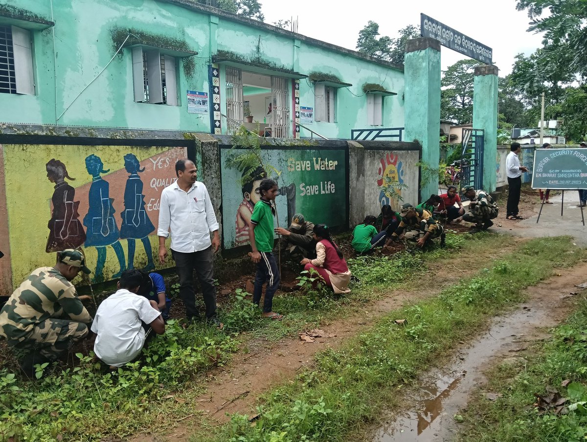 BSFODISHA's tweet image. 🇮🇳 Greening the future together! 🌱💚
136 Bn BSF & Khamankhol High School join hands in a plantation drive, planting 50 saplings of Kaju, Amla & Krishnachura. A step towards a sustainable tomorrow! 🌟
#BSF
#BSFOdisha🛞
#PlantationDrive #EcoFriendly #GreenInitiative