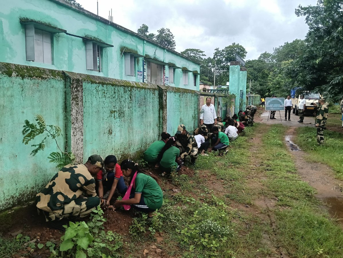 BSFODISHA's tweet image. 🇮🇳 Greening the future together! 🌱💚
136 Bn BSF & Khamankhol High School join hands in a plantation drive, planting 50 saplings of Kaju, Amla & Krishnachura. A step towards a sustainable tomorrow! 🌟
#BSF
#BSFOdisha🛞
#PlantationDrive #EcoFriendly #GreenInitiative