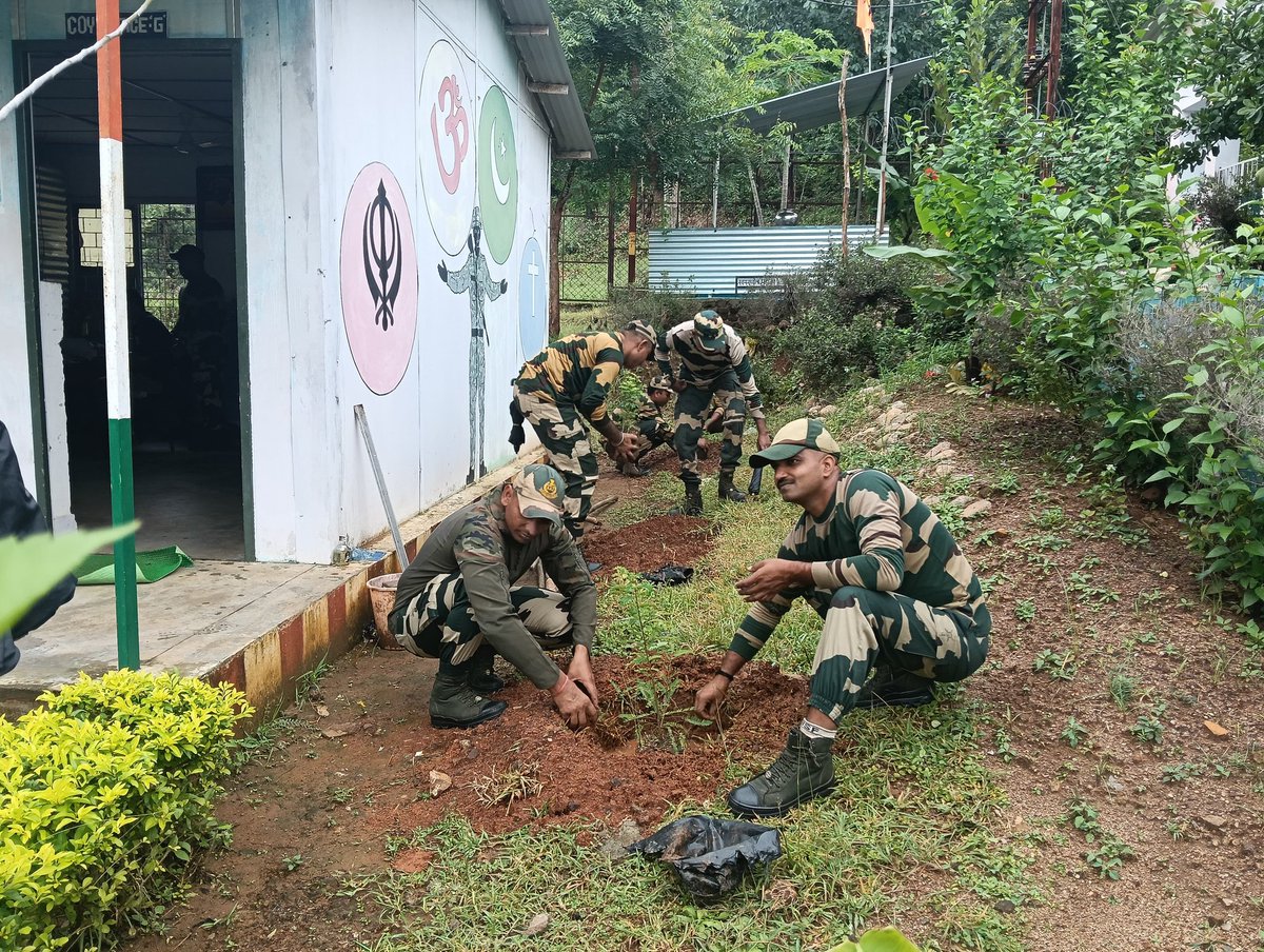 BSFODISHA's tweet image. 🇮🇳 Greening the future together! 🌱💚
136 Bn BSF & Khamankhol High School join hands in a plantation drive, planting 50 saplings of Kaju, Amla & Krishnachura. A step towards a sustainable tomorrow! 🌟
#BSF
#BSFOdisha🛞
#PlantationDrive #EcoFriendly #GreenInitiative