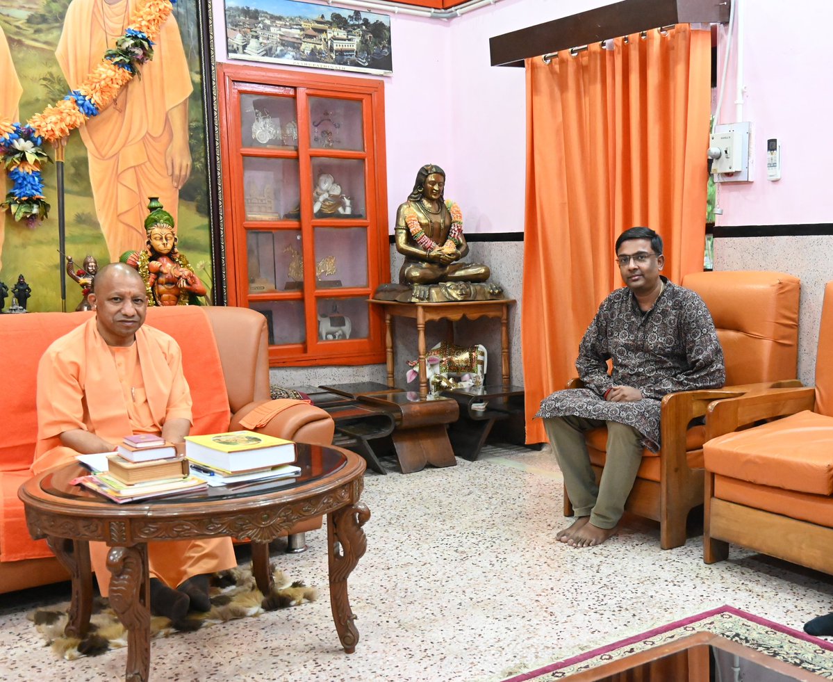 vraman16's tweet image. Had the privilege and honour to meet the mathaadhipati and the CM of UP at Gorakhpur. Interacted for nearly 20 min on various issues all bordering education.
@myogiadityanath @CMOfficeUP