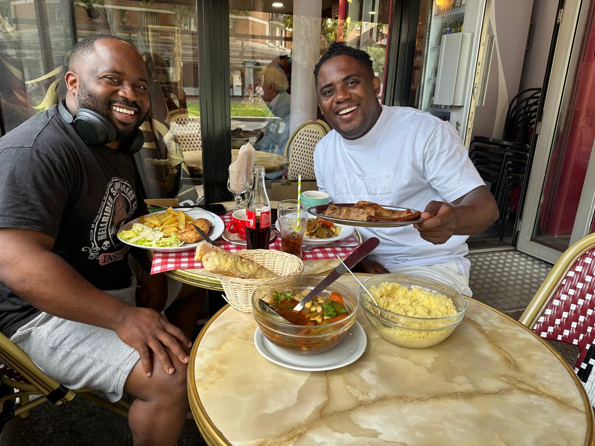 Paris: aujourd'hui, avec mon jeune frère <a href="/GaelKatsuva/">Gaël</a> on a mangé du couscous au déjeuner. J'ai pris un couscous 3 viandes (poulet, mergez et bœuf). Un super repas maghrébin, créé entre la Tunisie et le Maroc ! Ce plat est inscrit au patrimoine de l'Unesco, tout comme notre Rumba