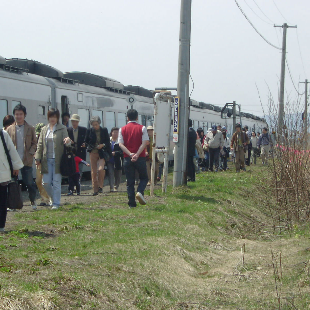 onitoge's tweet image. 電気軌道の役場前駅待合所がまだ残っていたころ,繁忙期には特急オホーツクがJR東旭川駅に停車していました。
駅前には「あさでん」のバスが待っていましたが,結局バス会社の名も旭川電気軌道に統一されました。「デンキキドー」の名ともに電車の記憶は永遠に残るのでしょうね。