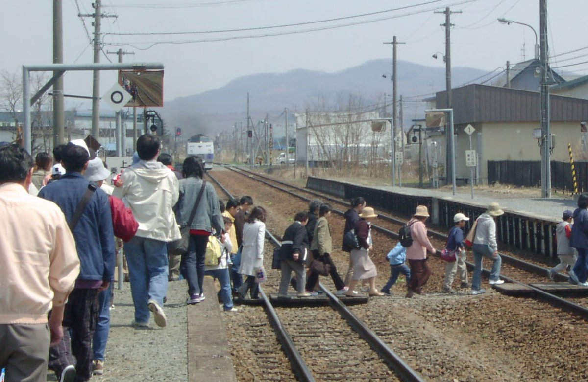 onitoge's tweet image. 電気軌道の役場前駅待合所がまだ残っていたころ,繁忙期には特急オホーツクがJR東旭川駅に停車していました。
駅前には「あさでん」のバスが待っていましたが,結局バス会社の名も旭川電気軌道に統一されました。「デンキキドー」の名ともに電車の記憶は永遠に残るのでしょうね。