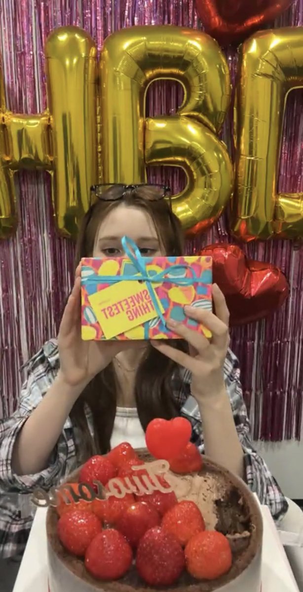 itsGoo's tweet image. #YOUNGEUN quiz for #HUENING_BAHIYYIH birthday
Q : The phrase Youngeun used to push forward every time during Girls Planet
A : Forever with Youngeun (μμμ΄λ μμν΄μ)
youngeun gifts for hiyyih : LUSH PEACHY BATHBOMB
tmi : at first youngeun wants to give labubu but change toβ¦